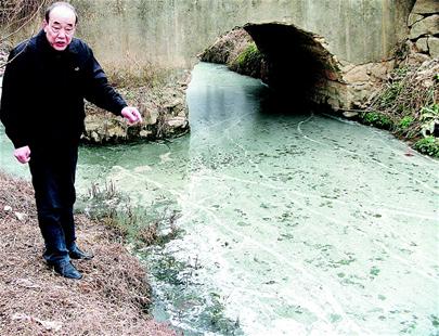 大冶环保部门调查伍桥港水污染 地下水也受到了牵连